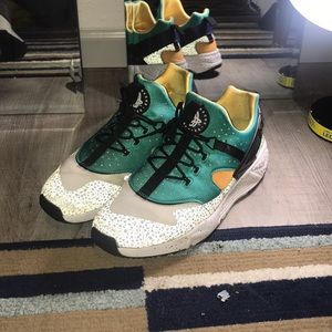 NIKE AIR HUARACHE PREMIUM